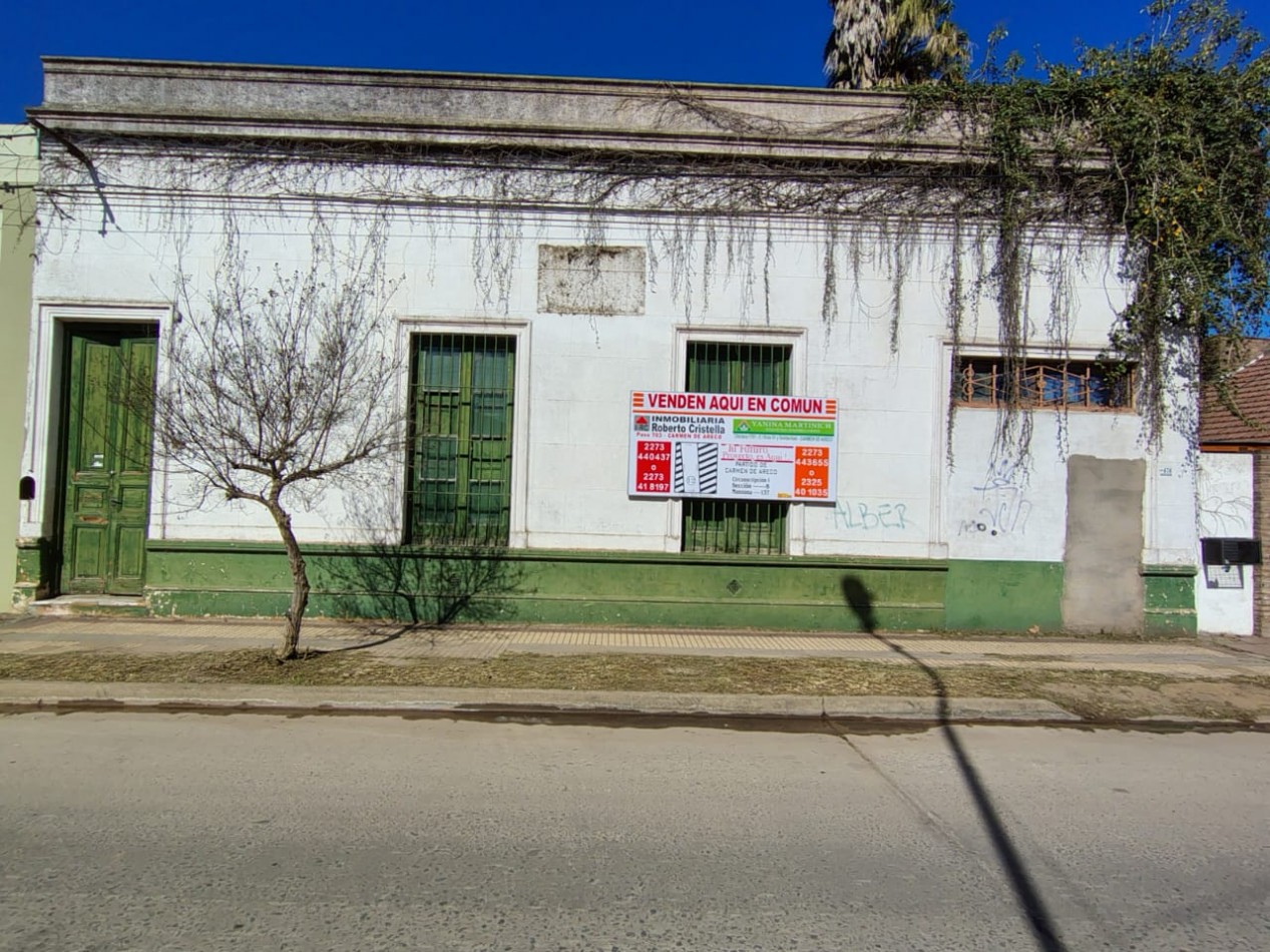 venta de amplio terreno con fachada antigua en el centro de Carmen de Areco