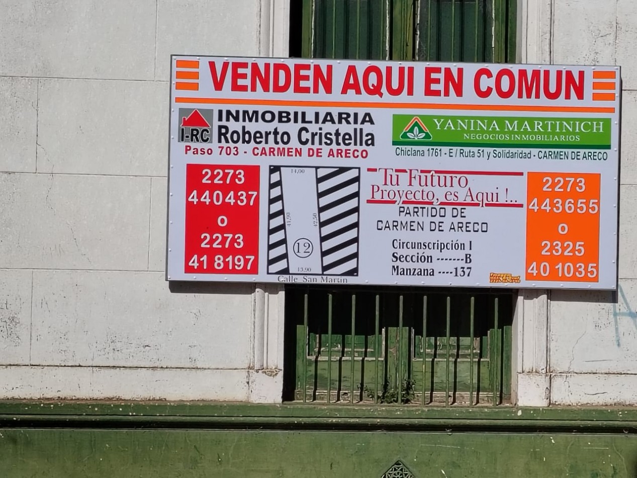 venta de amplio terreno con fachada antigua en el centro de Carmen de Areco