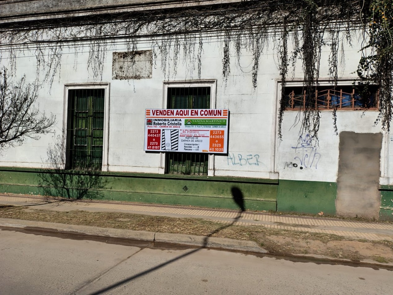 venta de amplio terreno con fachada antigua en el centro de Carmen de Areco