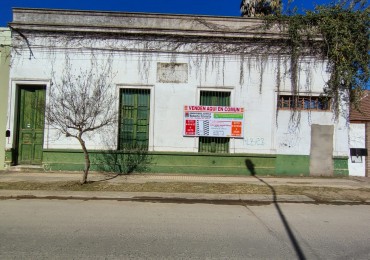 venta de amplio terreno con fachada antigua en el centro de Carmen de Areco